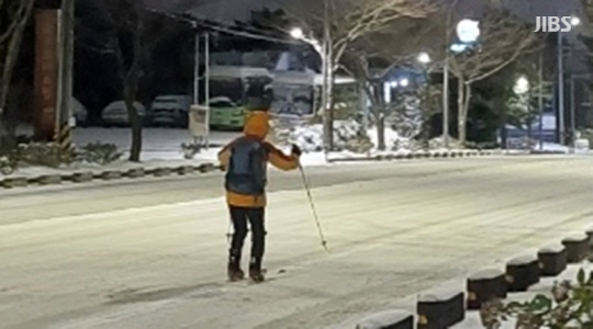 22일 아침 제주시 한 도로에서 한 사람이 스키를 타고 있는 모습. JIBS 제공.